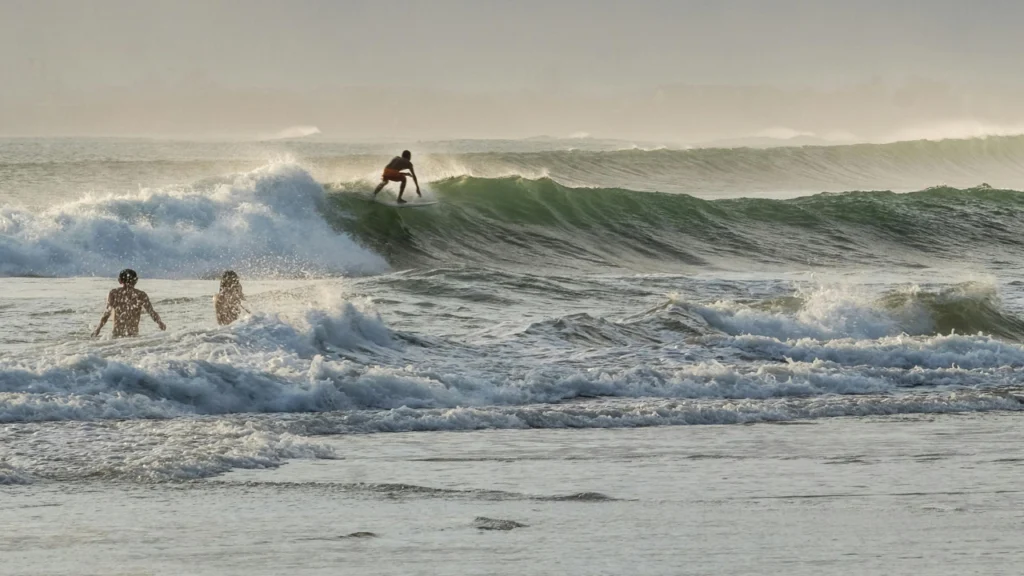 Surfistas disfrutando las olas en Mendihuaca