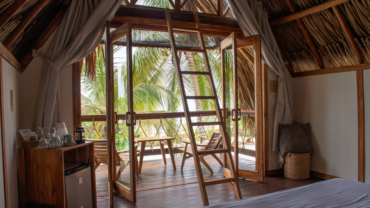 espacios en cabaña del hotel gaelia beach en santa marta