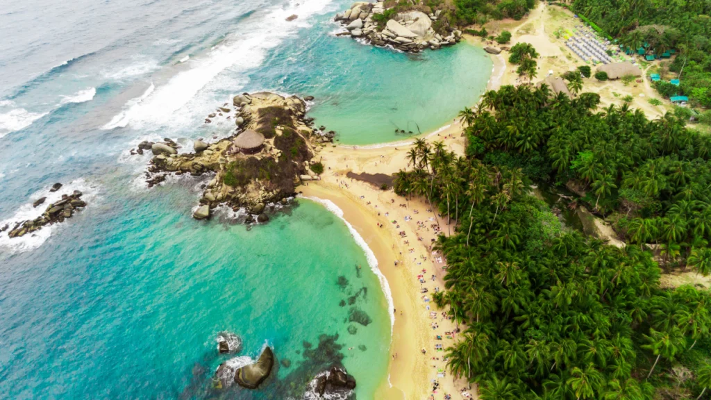 playa Cabo San Juan, visitarla es uno de los mejores planes qué hacer en el parque tayrona 